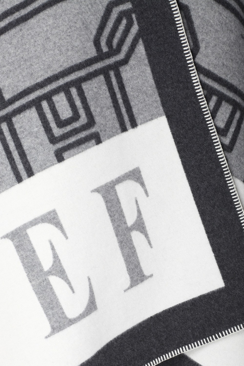 shop ELISABETTA FRANCHI Saldi Mantella: Elisabetta Franchi mantella in lana jacquard con lettering. 
Mantella in misto lana jacquard con cornice color block e macro lettering.
Dimensioni: 140 x 180 cm.
Composizione: 36% Viscosa 21% Lana 21% Acrilico 19% Cotone 03% Cashemere.
Made in Italy.. MT02F47E2-DE2 number 7188370